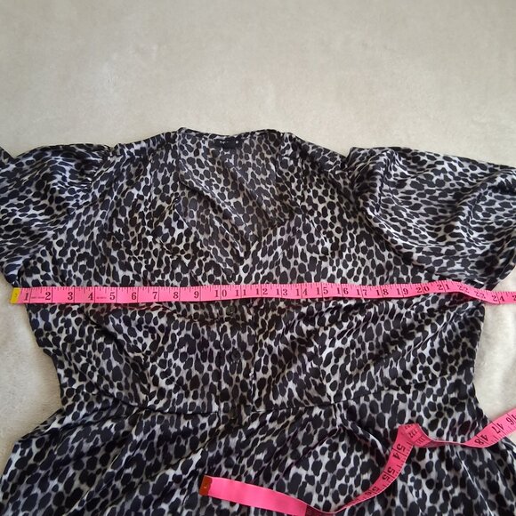 Torrid Women's Size 1X Peplum Satin Button Front Gray Animal Print Top - Picture 12 of 13